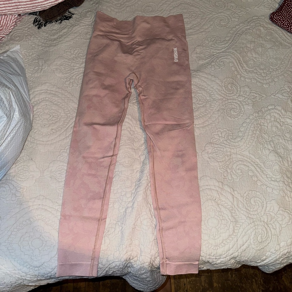 GYMSHARK- ADAPT CAMO SEAMLESS- LIGHT PINK- SIZE MEDIUM